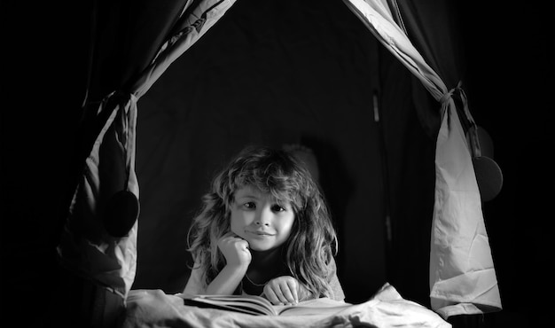 Bambino in tenda per bambini che legge libri bambino serio che legge libri sembra serio e concentrato