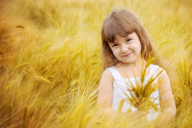 Bambino in un campo di grano. messa a fuoco selettiva. natura