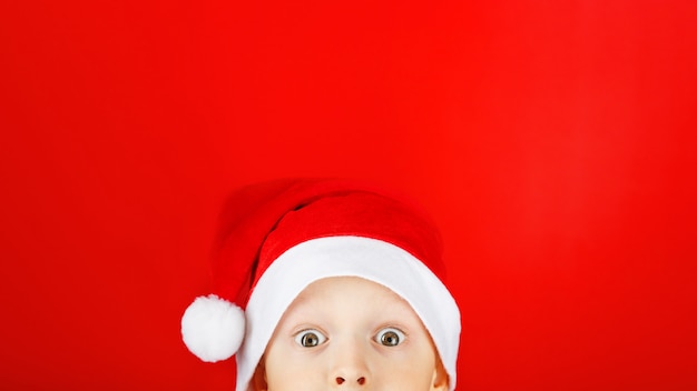 Bambino in un cappello da Babbo Natale