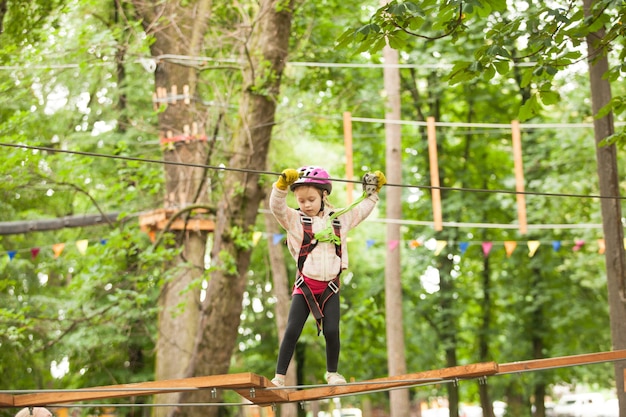 Bambino in un parco giochi d'avventura