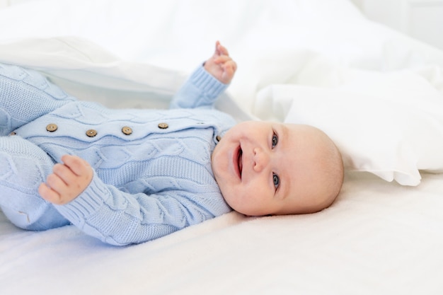 Bambino in una coperta, mattina del bambino, tessuti e lettino per bambini