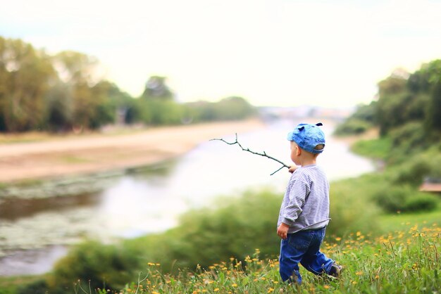 bambino in una passeggiata estiva nel parco