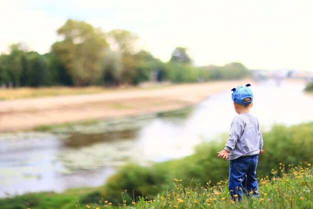 bambino in una passeggiata estiva nel parco