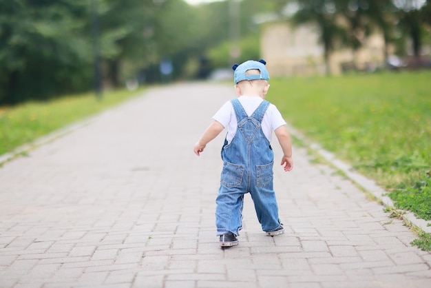 bambino in una passeggiata estiva nel parco