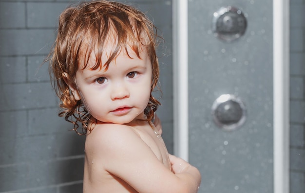 Bambino in una vasca da bagno Bambino divertente felice fatto il bagno nella vasca I bambini divertenti affrontano il primo piano