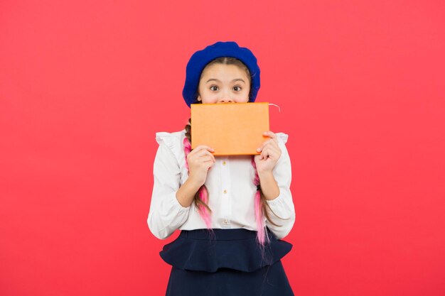 Bambino in uniforme. bambina in berretto francese. Istruzione all'estero. moda per bambini. Programma di scambio scolastico internazionale. scambio di studenti. viaggiare a parigi. lingua francese. imparando il francese. Felice