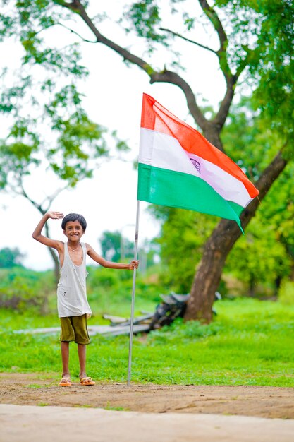 Bambino indiano che celebra il giorno dell'indipendenza o della Repubblica dell'India