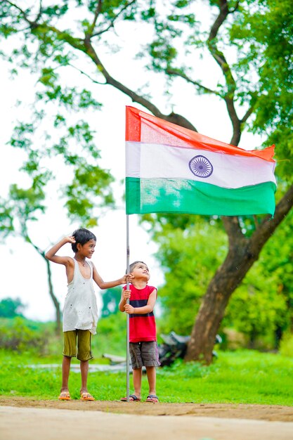 Bambino indiano che celebra il giorno dell'indipendenza o della Repubblica dell'India