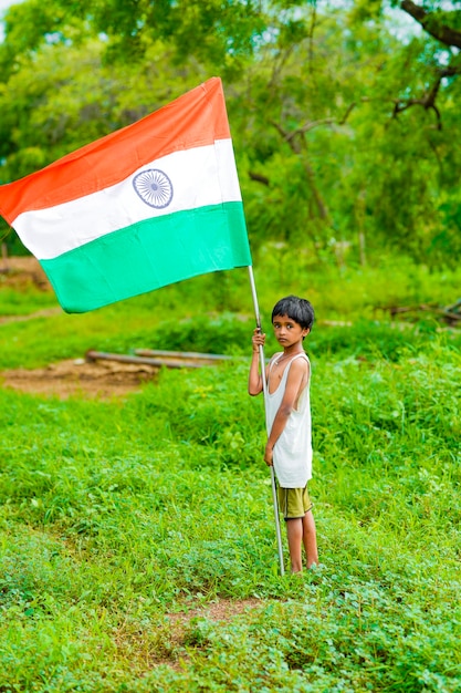 Bambino indiano che celebra il giorno dell'indipendenza o della Repubblica dell'India