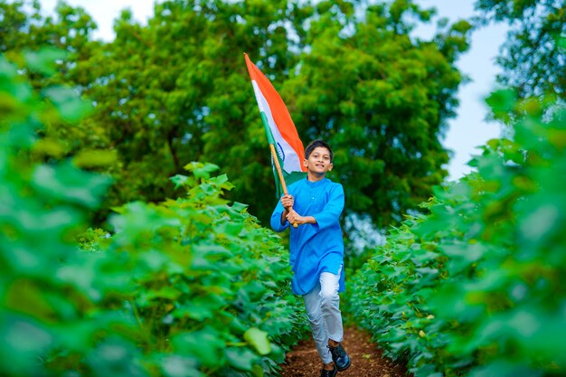 Bambino indiano che celebra il giorno dell'indipendenza o della Repubblica dell'India