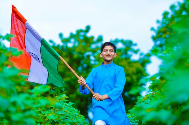 Bambino indiano che celebra il giorno dell'indipendenza o della Repubblica dell'India