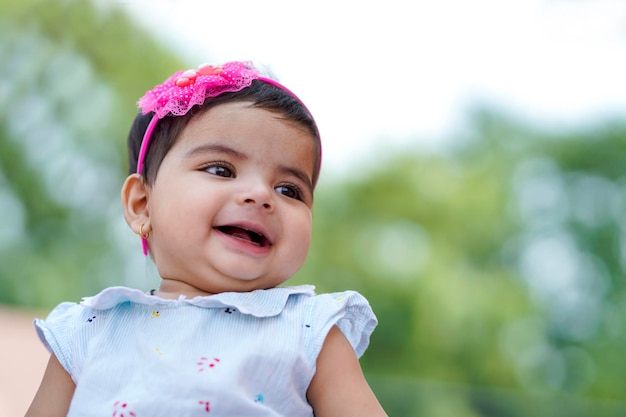 Bambino indiano della neonata che gioca e che dà il sorriso