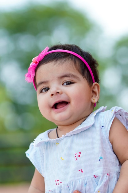 Bambino indiano della neonata che gioca e che dà il sorriso