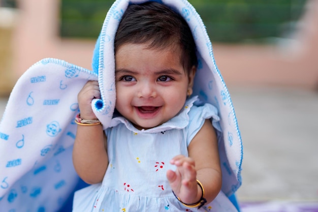 Bambino indiano della neonata che gioca e che dà il sorriso