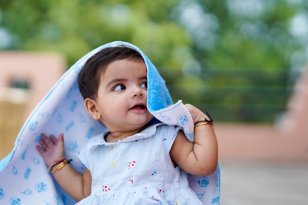 Bambino indiano della neonata che gioca e che dà il sorriso