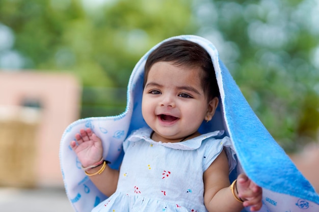 Bambino indiano della neonata che gioca e che dà il sorriso