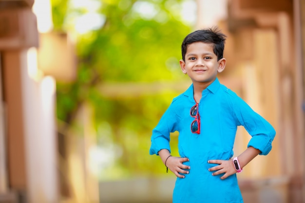 bambino indiano in abiti tradizionali