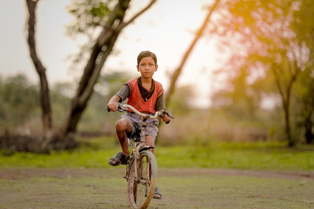 bambino indiano in bicicletta