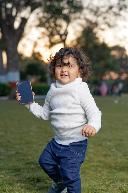 Bambino indiano sveglio al giardino