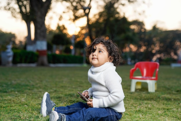 Bambino indiano sveglio al giardino