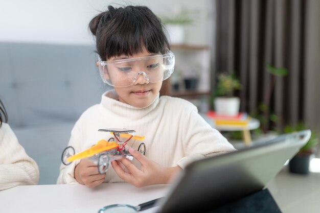 Bambino inventivo che costruisce auto robot a casa