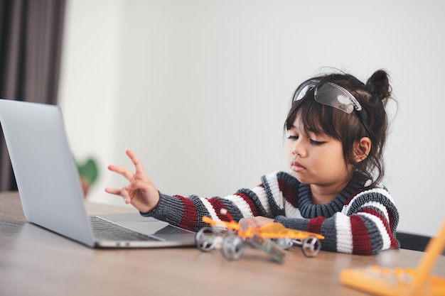 Bambino inventivo che costruisce auto robot a casa