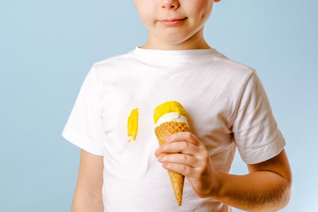 Bambino irriconoscibile che tiene cono gelato alla banana cremoso.