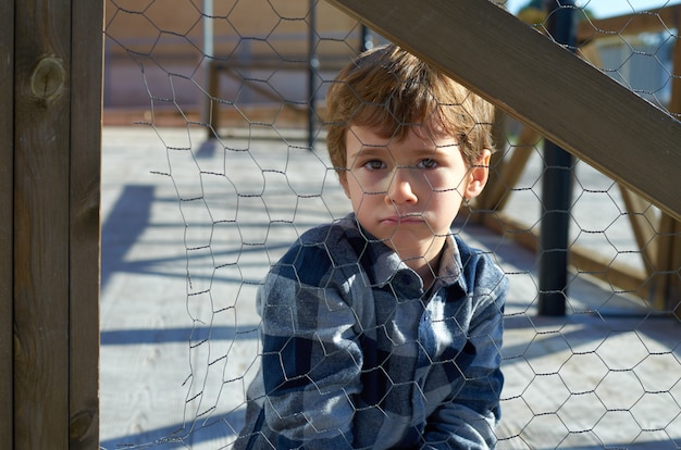 Bambino isolato da cattivo comportamento