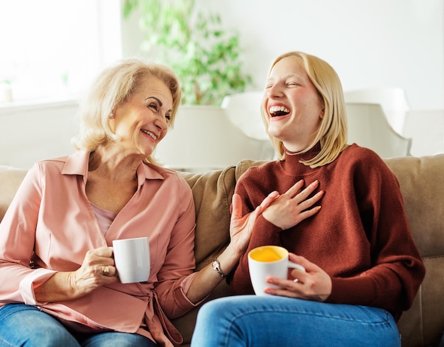 Bambino madre figlia nonna nipote famiglia genitore casa donna bambino felice nonna