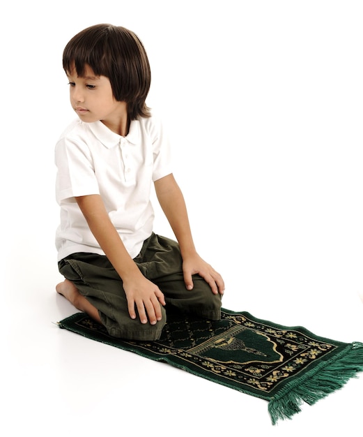 Bambino musulmano che prega - serie di foto correlate che mostrano l'intera preghiera