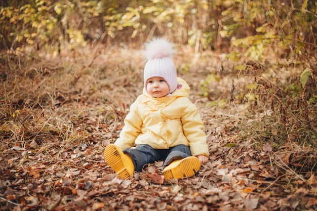 Bambino nel bosco