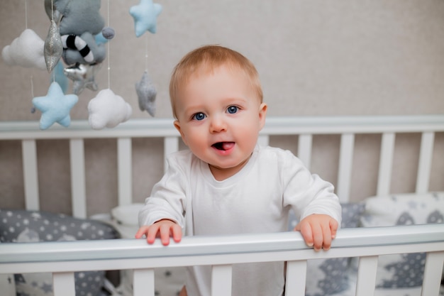 bambino nel letto di un bambino