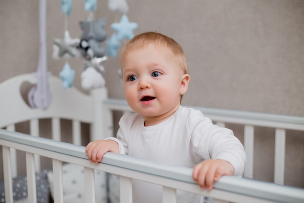 bambino nel letto di un bambino