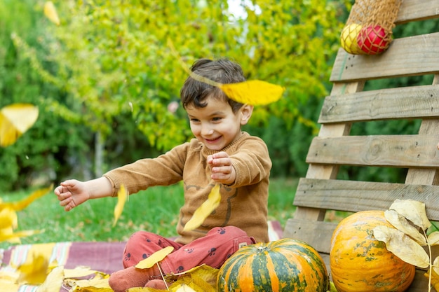 bambino nel parco ragazzo nel parco d'autunno