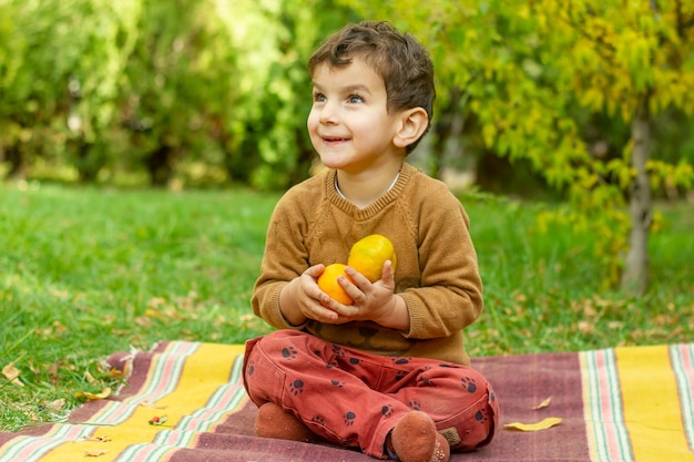 bambino nel parco ragazzo nel parco d'autunno