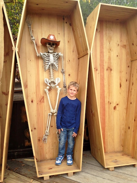 bambino nella bara decorata che celebra halloween