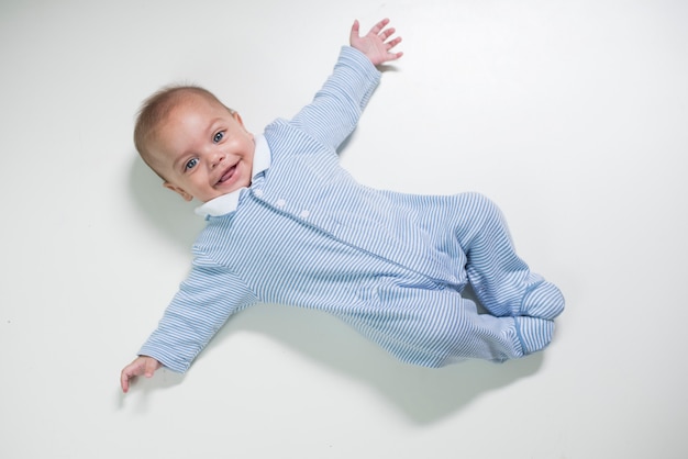 Bambino nella priorità bassa isolata bianca dello studio