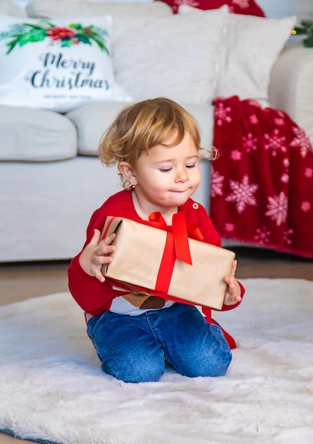 Bambino nella sua decorazione della stanza di Natale Messa a fuoco selettiva