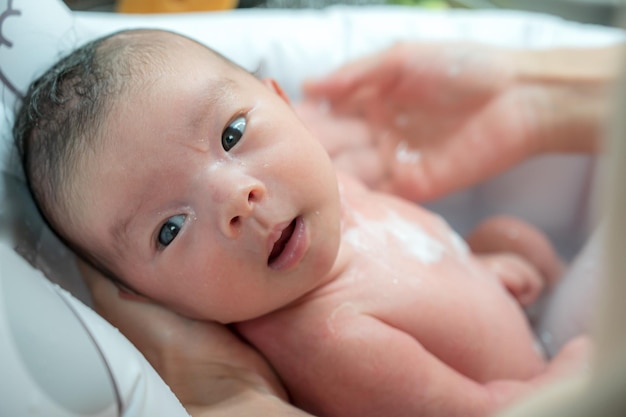 Bambino nella vasca da bagno