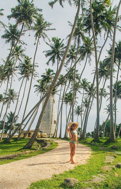 Bambino nello Sri Lanka su un'isola con un faro