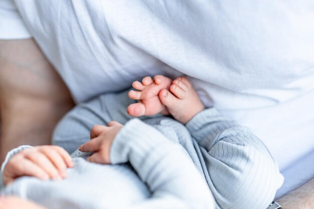 Bambino neonato che tiene da vicino Piccolo neonato nelle mani