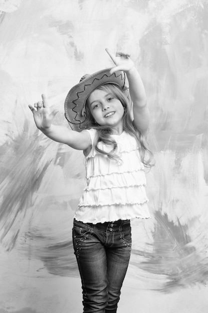 Bambino o bambina sorridente felice in cappello da cowboy