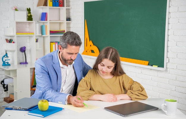 bambino occupato a studiare in classe con il tutor