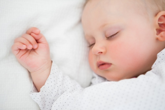 Bambino pacifico che si trova su un letto mentre dorme