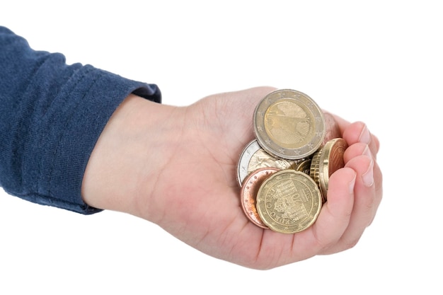 bambino palmo pieno di monete in euro isolate su sfondo bianco