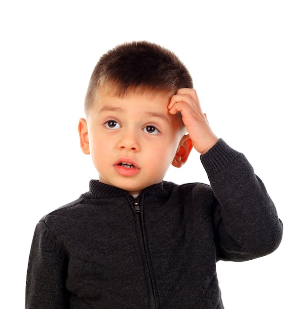 Bambino pensoso con i capelli corti