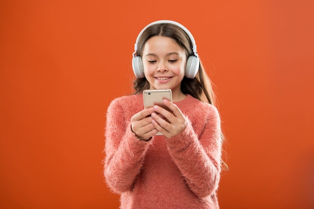 Bambino piccolo ascolta ebook educazione bambina bambina in cuffia Felicità infanzia Lettore Mp3 Ascolta musica Bellezza e moda Giornata dei bambini Tecnologia audio Adoro questa musica