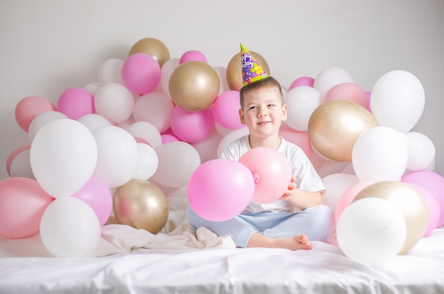 Bambino piccolo con palloncini festa