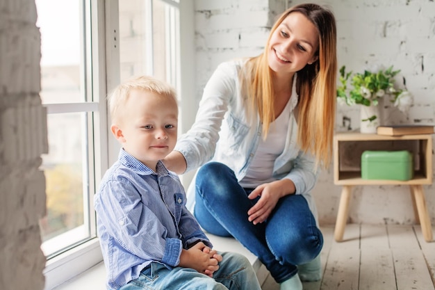 Bambino piccolo ragazzo in panno blu a casa