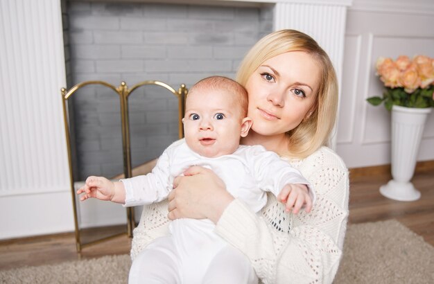 bambino piccolo tra le braccia della mamma. emozioni umane positive,